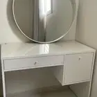 تسريحة مع مرايا من ايكيا