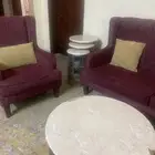 كنب ثلاث قطع مع طاولاتها وزوليه