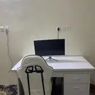 شاشه وطاوله وكرسي
