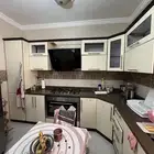 مطبخ مع اجهزة و طاولة طعام