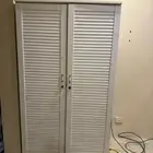 دولاب أبيض بحالة جيدة
