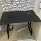 طاولة قيمنق او للدراسه نظيفه