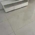 تسريحة صغيره مع طاولة تلفزيون فيها خدوش بسيطه كما في الص