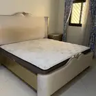 غرفة نوم مكونه من سرير وطاولتين جانبيه وتسريحة بدون دولاب