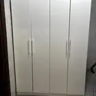 خزانة خشبيه لونها ابيض نظيفة