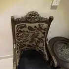 للبيع قطعتين كرسي فخم وجلد مع الطاوله