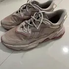 حذاء اديداس الاصلي استخدام قليل و نظيف