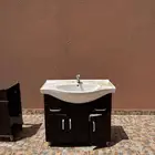 للبيع مغاسل نظيفه مع المرايات