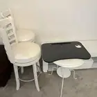 طاولة أرضية وكراسي ومراية وستاره