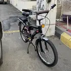 سلام عليكم . سيكل للبيع لون اسود فيها قاعده 7 و علمها اندوس