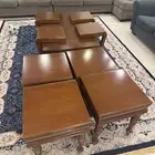 طاولة كبيره مع اربع طاولة خدمه وأربعه زوايا