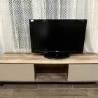 شاشه تيلفزيون ومكتبه