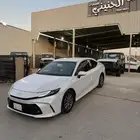 تويوتا كامري 2025 E بنزين سعودي عداد 23 الف اللون ابيض