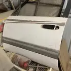 باب سائق جيب تايوتا لاندكروزر ابيض
