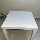 طاولة ايكيا بيضاء