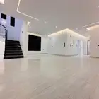 للبيع روف دور ثاني بملحق مع سكاي لايت تشطيب مودرن مساحه350م
