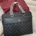 شنطة ماركة لوي فيتون ( Louis Vuitton).