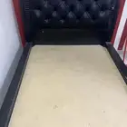 سرير وكوميدينه وكنبي وطاولة وطابعة وطارلة تلفزيون وخردات