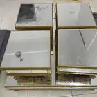 طاولة زجاج مع اربع خدمات على السوم