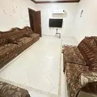 غرفة مفروشة مع حمام منفصل في شقة