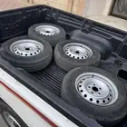 جنوط مع كفراتها هايلوكس 2014