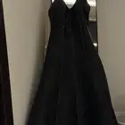 فستان فخم وجديد فقط لبس مرا واحده مافيه اي عيوب