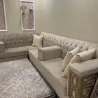 كنب للبيع كبير جدا وثقيل خشب جيد جدا مع الستاره وتكايات