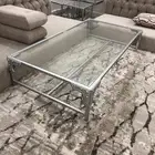 طاولة مع طاولات خدمة