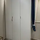 دولاب ملابس نظيف ابيض