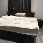 سرير كبير مرتبه اصليه 2كمودينو مكتبه صغيره صوفا