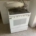 طاولة طعام و شاشات و ثلاجات للبيع