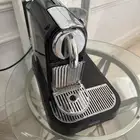 الة نسبريسو مع الحليب