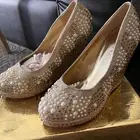 كعب نسائي يبرق