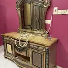 دولاب وطاولة