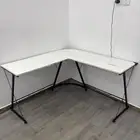 طاولة قيمنق للبيع   نظيفه ماتشتكي من شي   على السوم .