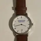 ساعه يد جلديه بنيه اللون تحمل شعار أرامكو السعوديه