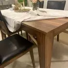 طاولة طعام خشبيه