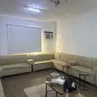 كنب 10 قطع مع طاولات وباركيه اصلي 7 في 5 ومكيف ستاره
