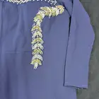 فستان على الجسم يجي و لونه كحلي