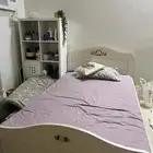 سرير مع مرتبه نظيف