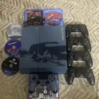 بلاستيشن فور مع 4 اشرطه فيفا و5 يدات للبيع نظيف جدا