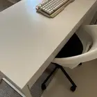 مكتب مع كرسي