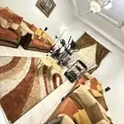 طقم كنب نظيف للبيع مع الستاره والسجاده وطاولات