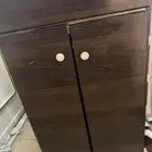 خزانة خشبية بأرفف