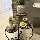 طاوله مع تحف