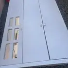 درج جديد ونظيف فيه الباب الي فيه مرايه متحجر يبغي له فتح