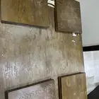 طاولة خشبية مع اربع طاولات خدمه