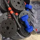 كرسي التمارين و أوزان مختلفه للبيع جديده