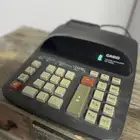 الة حاسبة كهربائية
