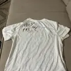 تيشيرت موقع من باور الي موقع عليه مودي الأسمر و خشب و فارس